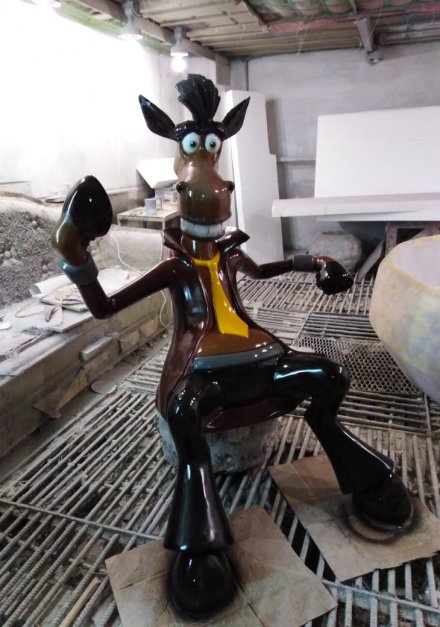 Объемная фигура из стеклопластика. Конь Юлий